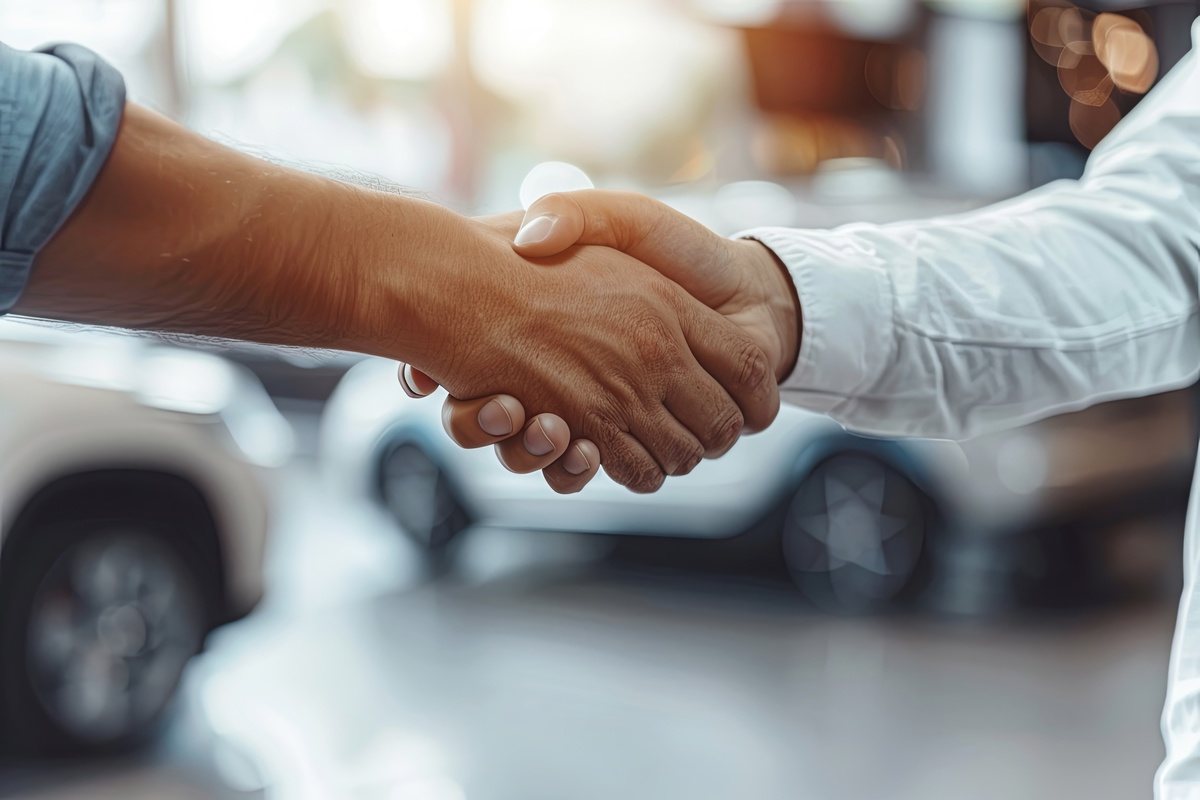 collision repair center shaking hands with insurance agent