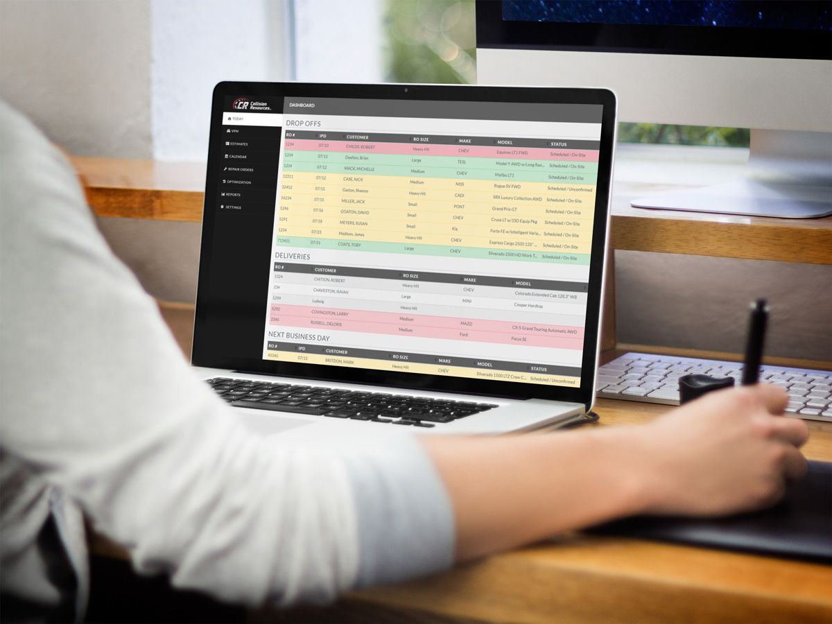 body shop technician using CR Auto Scheduler - Estimate software on computer